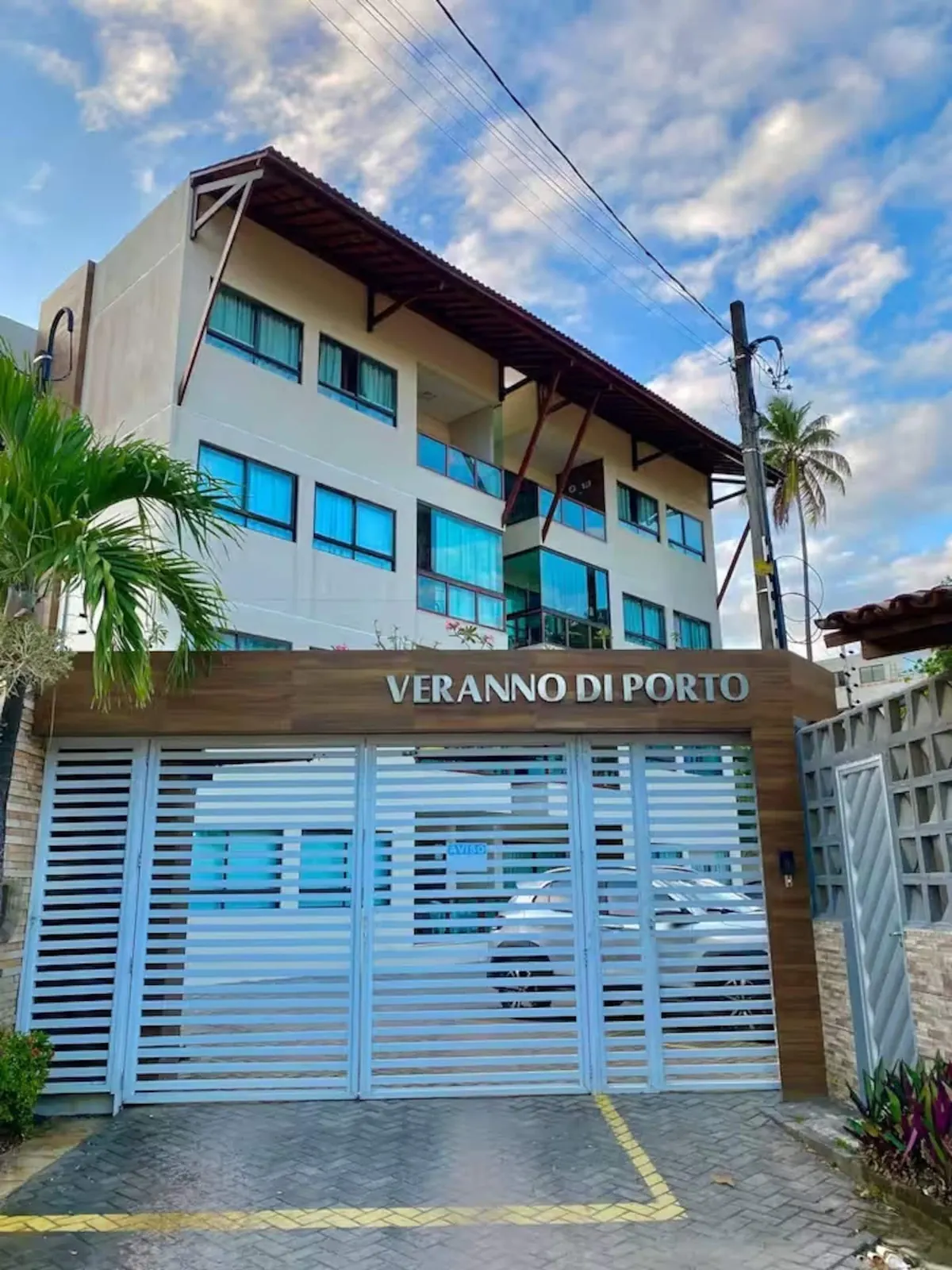 A entrada do condomínio