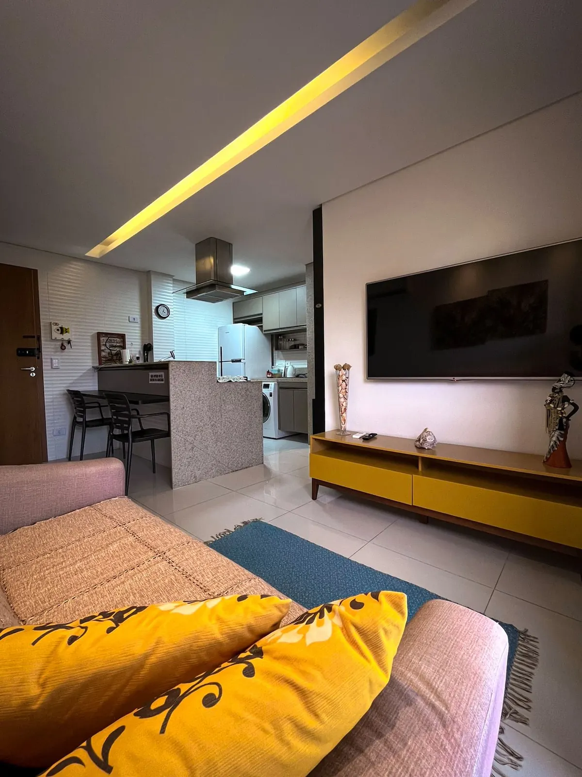A sala integrada à cozinha