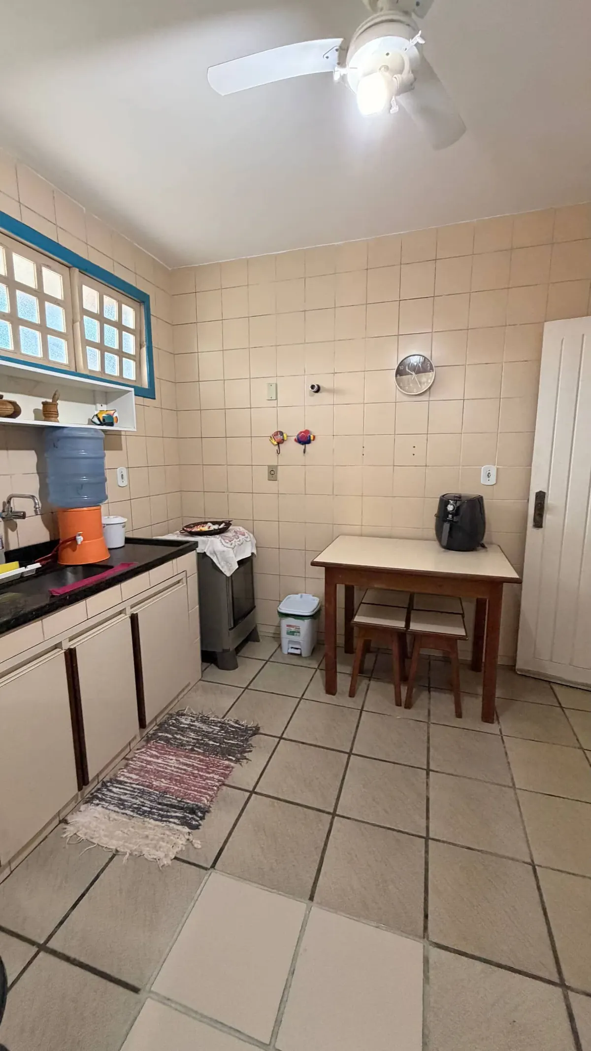 A cozinha, com mesa para o café