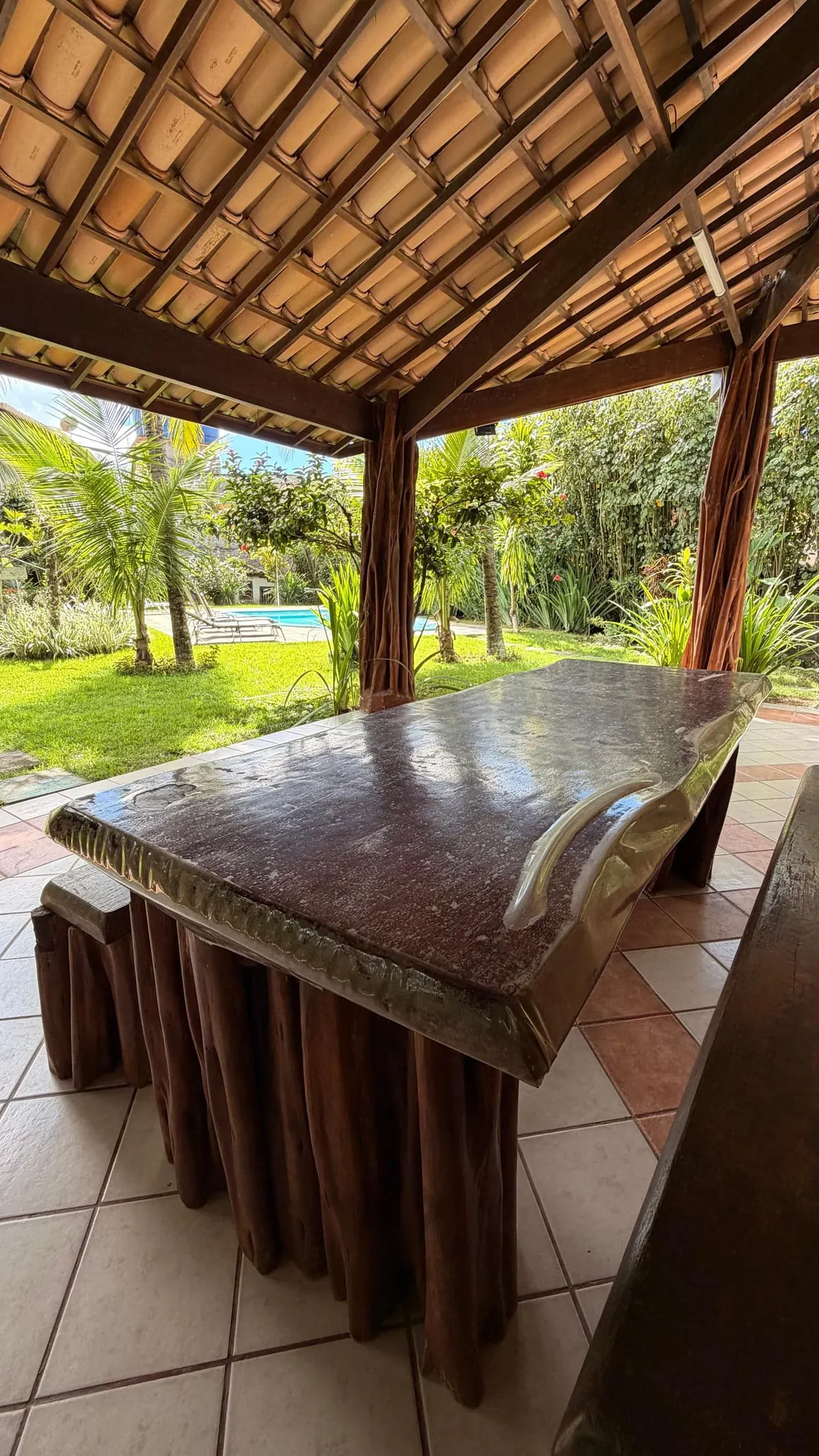 O quiosque, com a piscina ao fundo