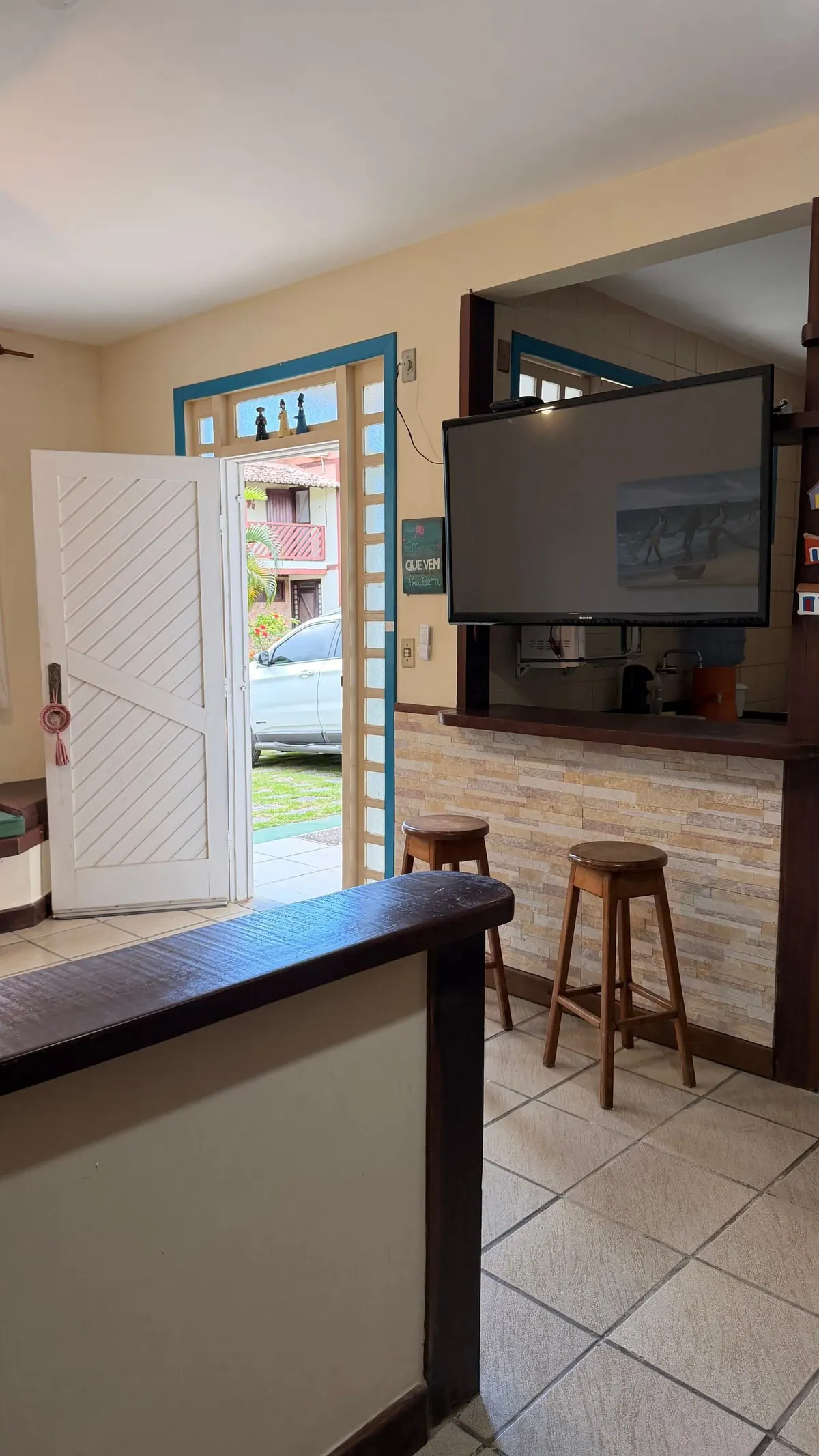 A sala, com a porta aberta para o jardim